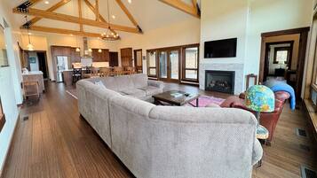 Smart TV, chimenea y reproductor de DVD