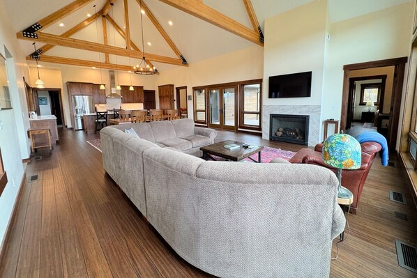 Smart TV, fireplace, DVD player