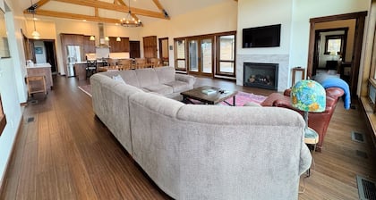 Luxury Mountain Family Home w/Hot Tub