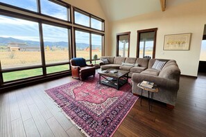 Smart TV, fireplace, DVD player