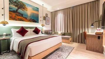 Deluxe Suite | 1 bedroom, minibar, in-room safe, desk