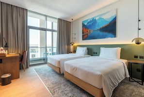 Minibar, coffres-forts dans les chambres, bureau, rideaux occultants