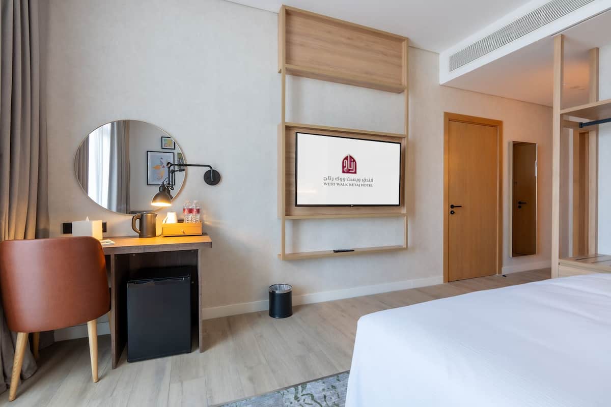 Chambre Double Deluxe, 1 trĂšs grand lit | 1 chambre, minibar, coffres-forts dans les chambres, bureau