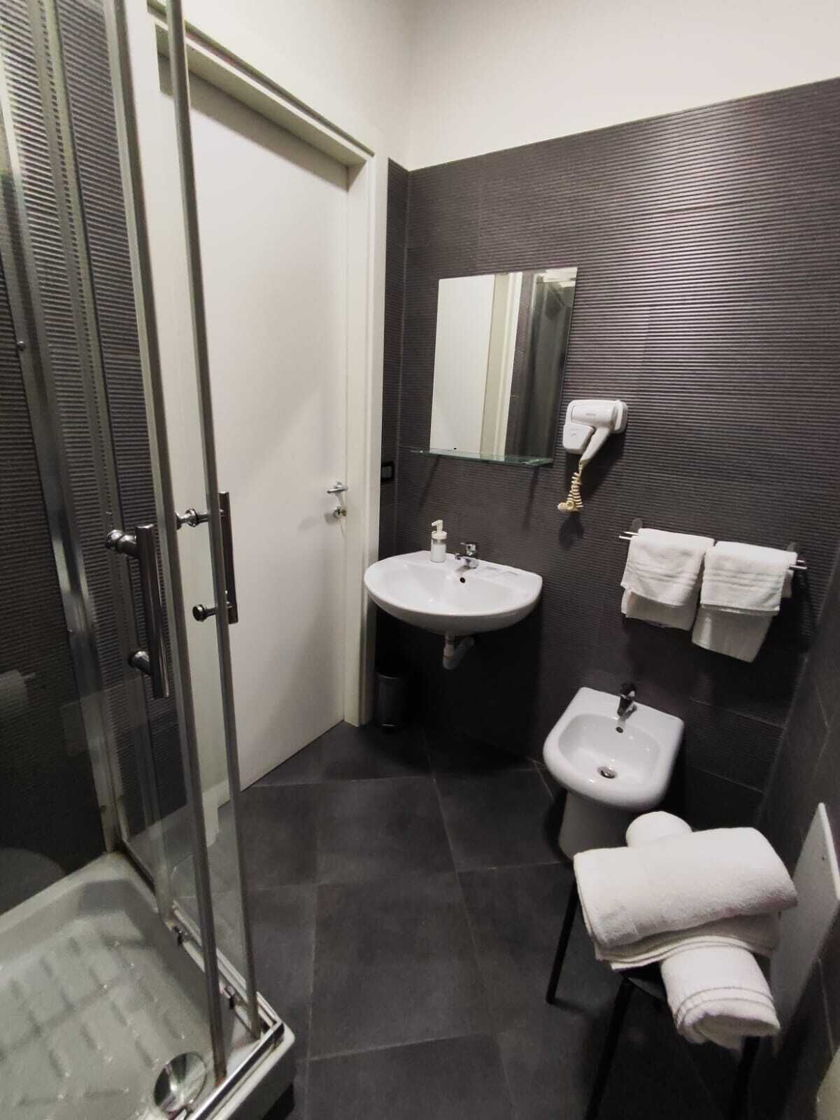 Doppelzimmer, 1 Doppelbett, Balkon | Badezimmer | Kostenlose Toilettenartikel, Haartrockner, Handtücher, Seife