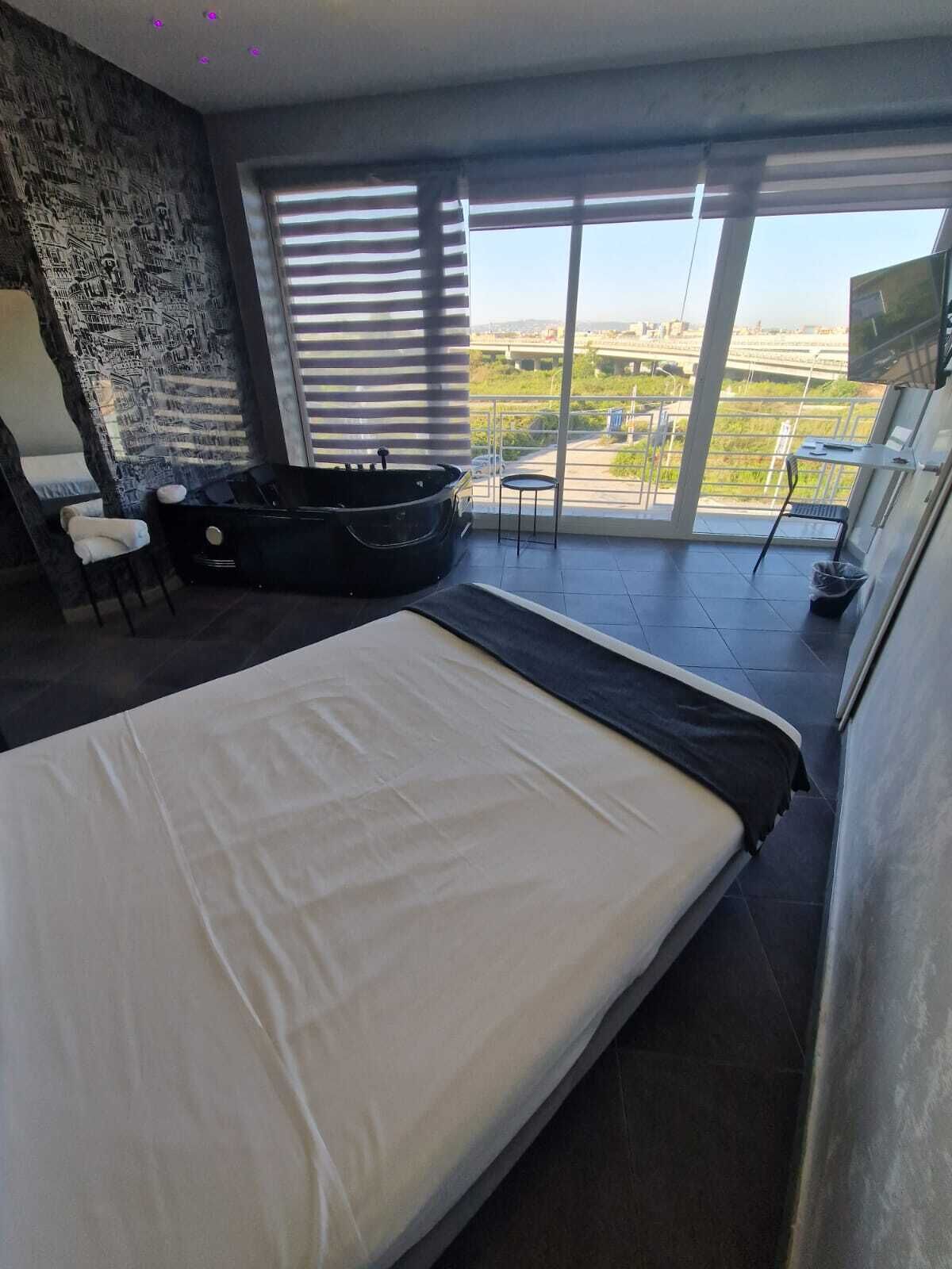 ห้องดีลักซ์สวีท, ระเบียง, วิวเมือง | โต๊ะทำงาน, Wi-Fi ฟรี