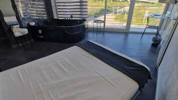 Suite Deluxe, balcon, vue ville | Bureau, Wi-Fi gratuit