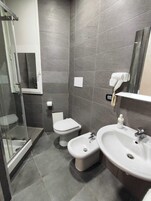 Suite Deluxe, balcone, vista città | Bagno | Set di cortesia gratuito, asciugacapelli, asciugamani, sapone