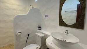 A modern bathroom with a toilet, sink, and shower. - Gee Resort (Koh Tao)