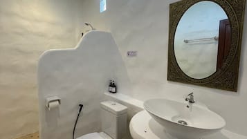 Douche, serviettes fournies, savon, shampoing