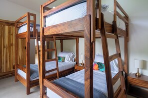 4 Schlafzimmer, Schreibtisch, Bügeleisen/Bügelbrett, Reisekinderbett