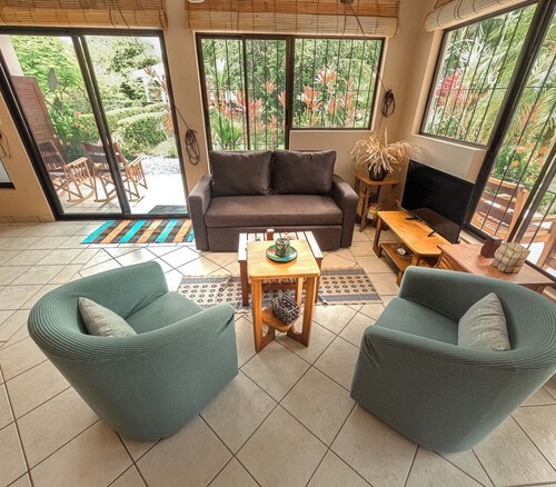 2 bedroom-condo-pool privacy. 5 minutes to Quepos