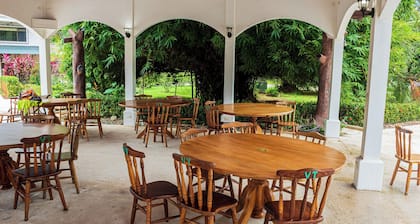 2 bedroom-condo-pool privacy. 5 minutes to Quepos