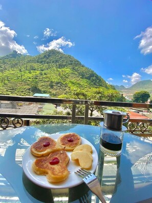 Daily cooked-to-order breakfast (VND 35000 per person)