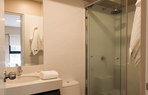 Suihku, hiustenkuivaaja, pyyhkeet