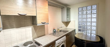 Horno, placa de cocina, utensilios de cocina