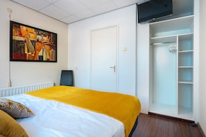 1 bedroom, free WiFi - Stay at Hotel-Pension Ouddorp, near sea and beach, just a 3-minute walk from the village center. Comfortable rooms with private bathroom. Ideal for a relaxing getaway or an active beach holiday! (Ouddorp)
