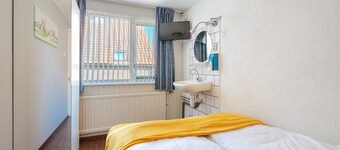 Stay at Hotel-Pension Ouddorp, close to the sea and beach, just a 3-minute walk from the center. Comfortable rooms. The perfect base for a relaxing holiday or an active day at the beach!