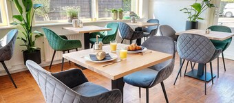 Stay at Hotel-Pension Ouddorp, close to the sea and beach, just a 3-minute walk from the center. Comfortable rooms. The perfect base for a relaxing holiday or an active day at the beach!