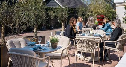 Stay at Hotel-Pension Ouddorp, close to the sea and beach, just a 3-minute walk from the center. Comfortable rooms. The perfect base for a relaxing holiday or an active day at the beach!