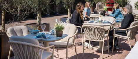 تناول الطعام بالخارج