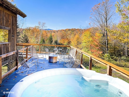 Terrace/patio. Secluded Mountain Getaway with Hot tub and Views!