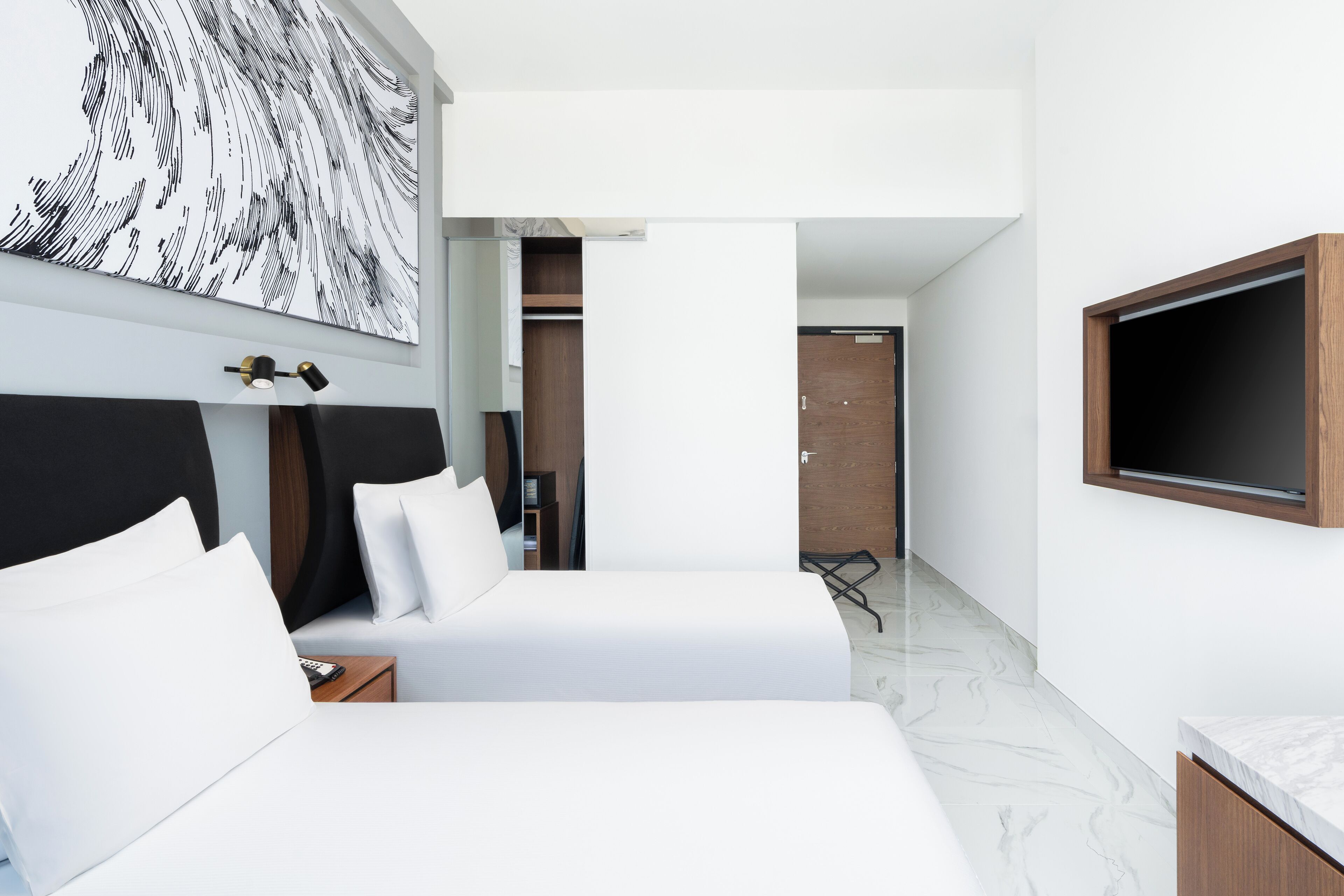 Een minibar, een kluis op de kamer, een bureau, verduisterende gordijnen