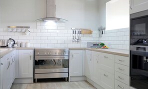 Villa | Privat køkken | Køleskab, mikrobølgeovn, ovn, kogeplade