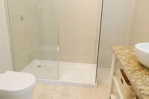 Biệt thự | Phòng tắm | Bồn tắm và buồng tắm vòi sen riêng, bồn tắm ngâm 