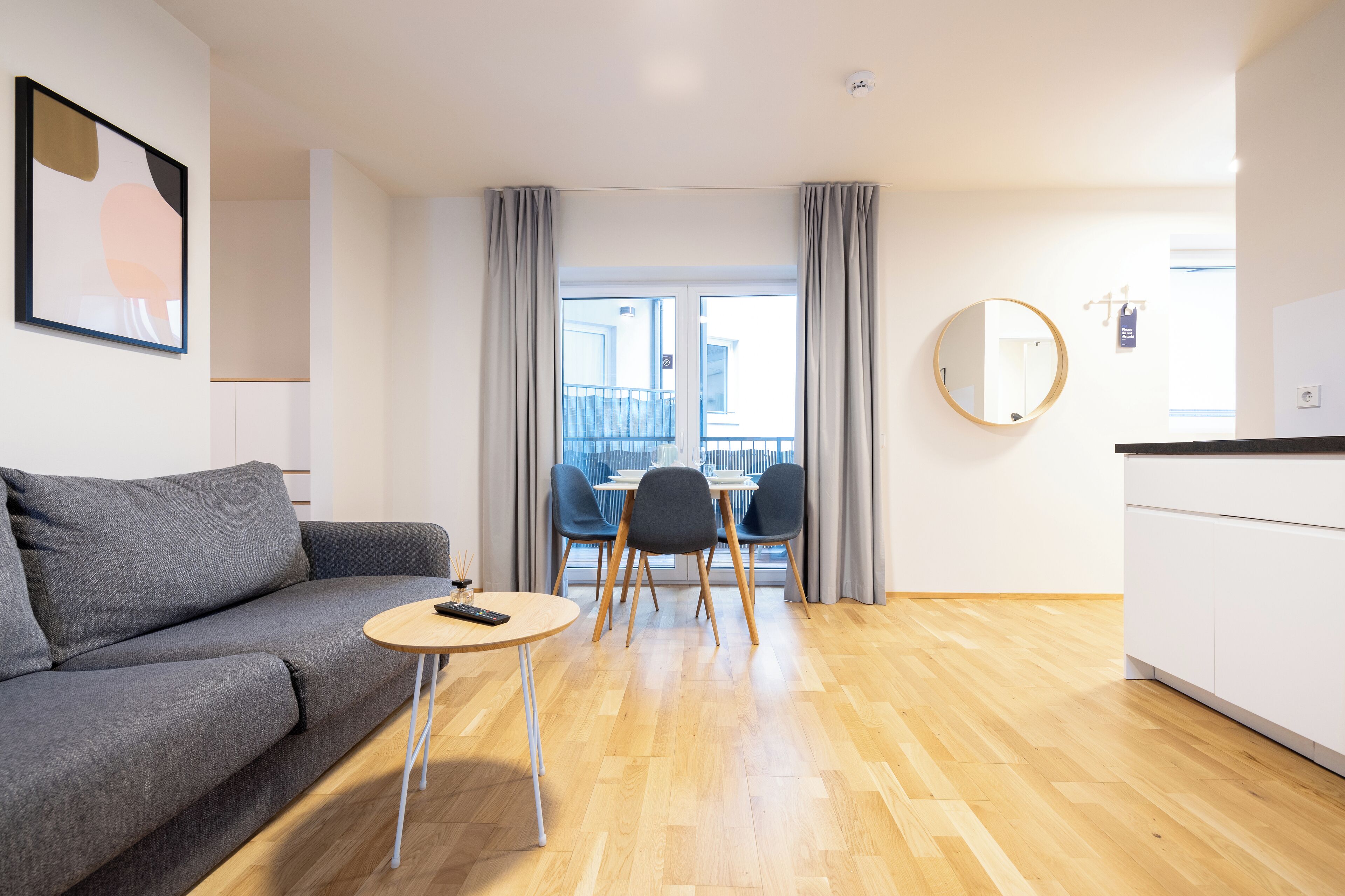 Superior-Studio, Balkon | Wohnbereich | Fernseher