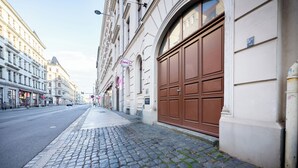 A cobblestone street with historic buildings, a large brown double door, and a clear sky. - BRIGHT Leipzig Zentrum-West Stadium (Leipzig)