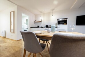 Studio Deluks, balkon, pemandangan halaman | Dapur pribadi | Lemari es, kompor, dan mesin pencuci piring