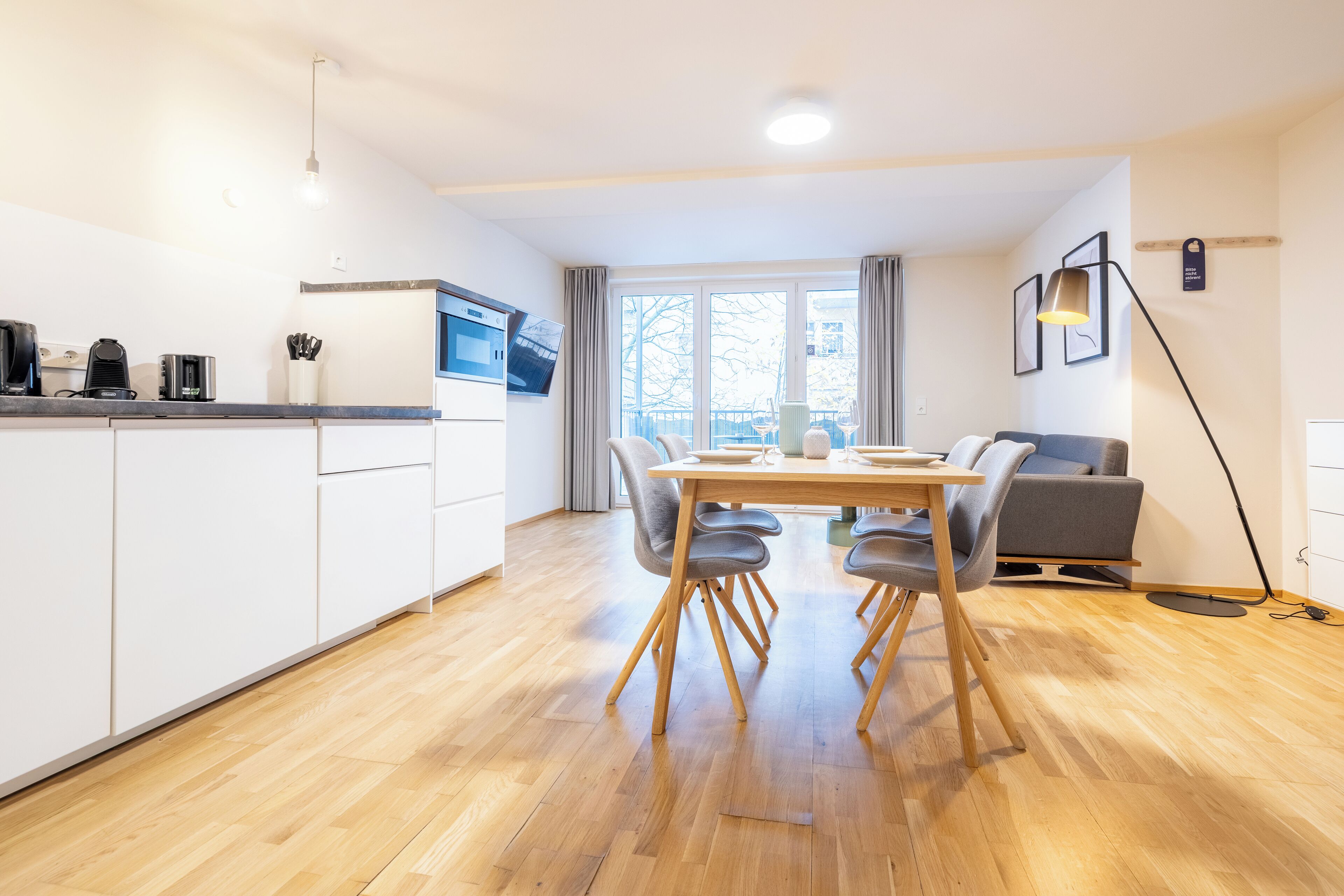 Deluxe-Studio, Balkon, Blick auf den Innenhof | Wohnbereich | Fernseher