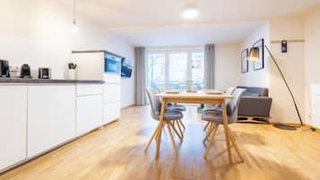 Deluxe-Studio, Balkon, Blick auf den Innenhof | Wohnbereich | Fernseher