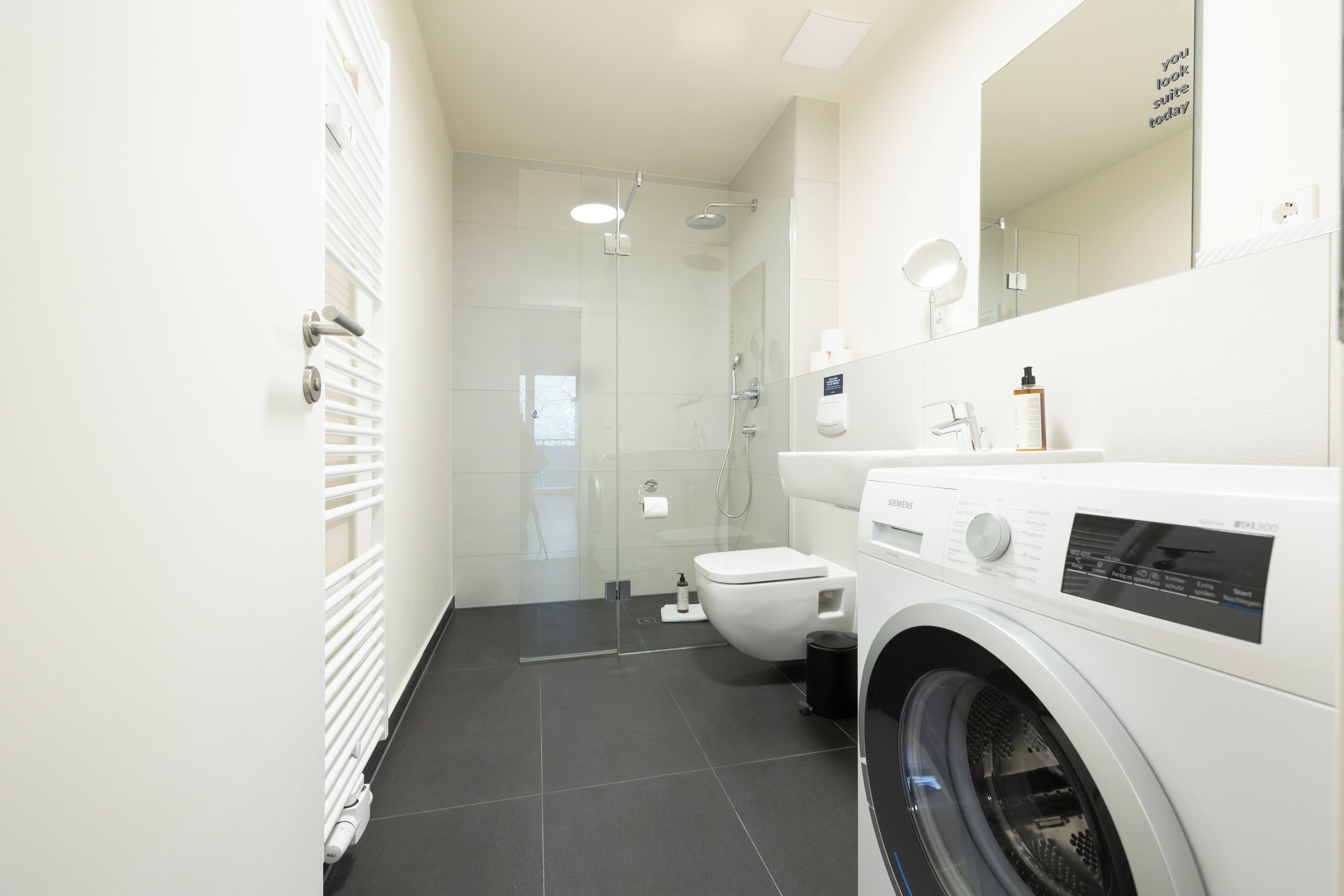 Deluxe-Studio, Balkon, Blick auf den Innenhof | Badezimmer | Dusche, Haartrockner, Handtücher, Seife