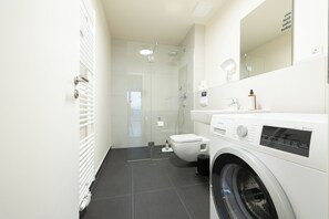 Monolocale Deluxe, balcone, vista cortile | Bagno | Doccia, asciugacapelli, asciugamani, sapone