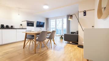 Deluxe-Studio, Balkon, Blick auf den Innenhof | Wohnbereich | Fernseher