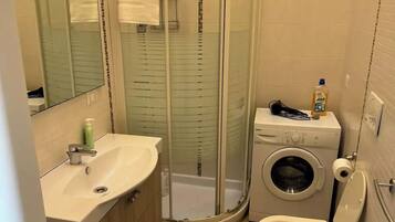 Dusche, Haartrockner, Bidet, Handtücher