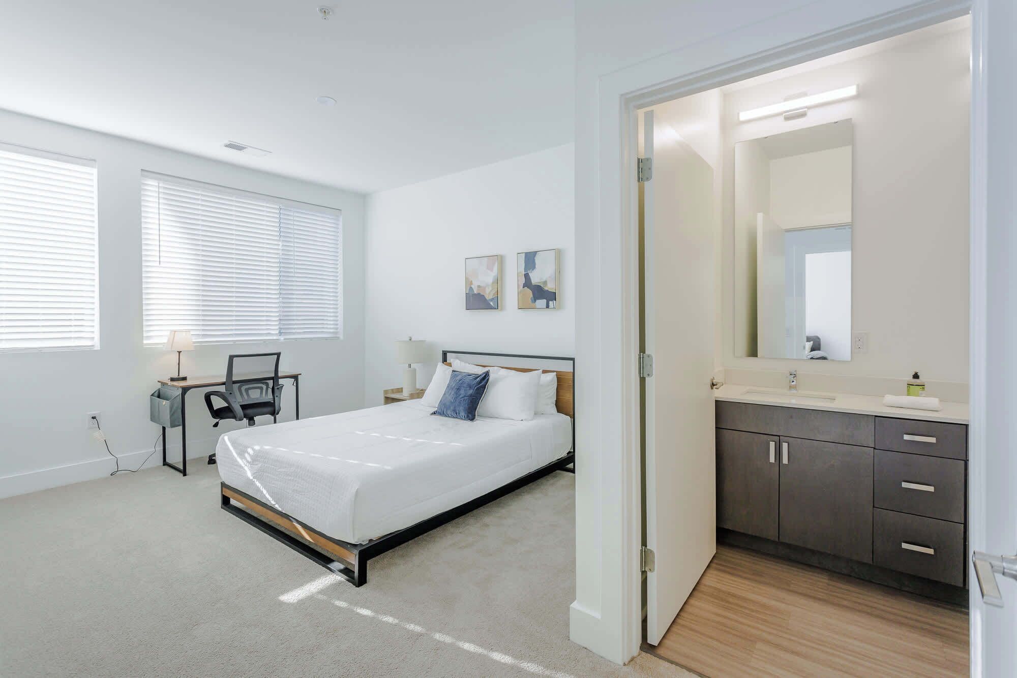 2 bedrooms, desk, iron/ironing board, WiFi