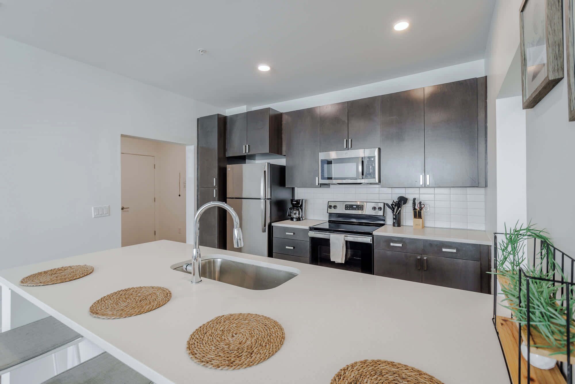 Kjøleskap, mikrobølgeovn, ovn og kokeplater