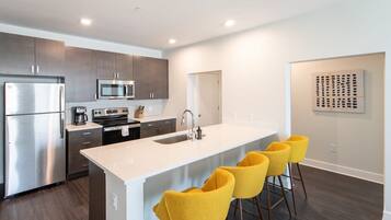 Kjøleskap, mikrobølgeovn, ovn og kokeplater