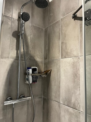 Douche, sĂšche-cheveux, serviettes fournies, savon