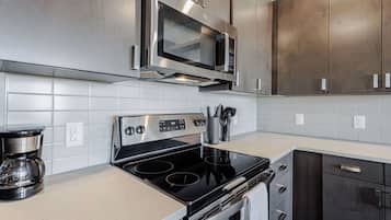 Een koelkast, een microgolfoven, een oven, een kookplaat