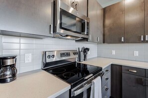 Frigorifero, microonde, forno, piano cottura