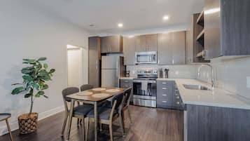 Een koelkast, een microgolfoven, een oven, een kookplaat