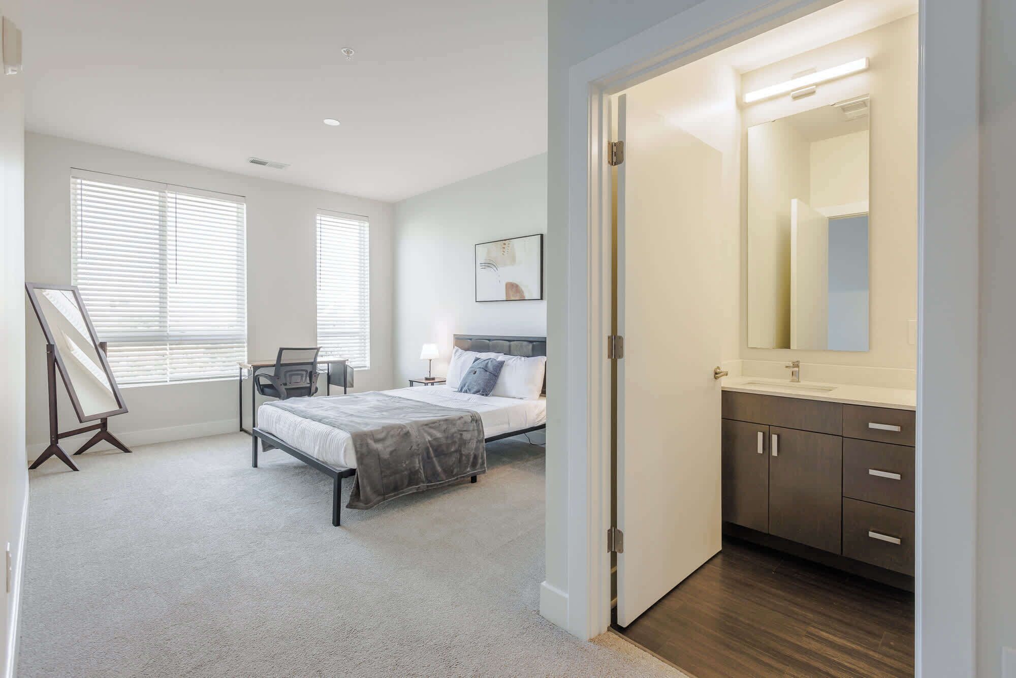 2 bedrooms, desk, iron/ironing board, WiFi