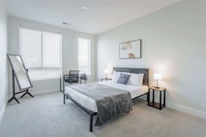 2 soverom, skrivebord, strykejern/-brett og wi-fi