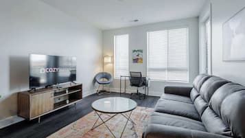 Televisie, een open haard en een kantoor