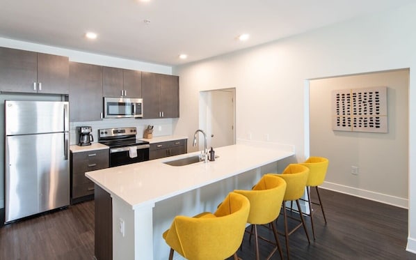 Geladeira, micro-ondas, fogão, cooktop