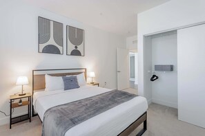 2 habitaciones, escritorio, tabla de planchar con plancha y wifi