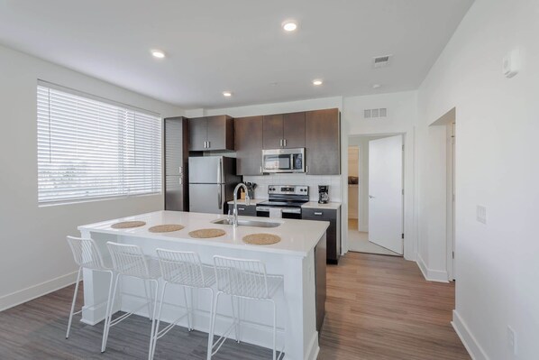 Refrigerador, microondas, horno, placa de cocina